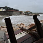 Τζαμάικα: Τρεις άνθρωποι έχασαν τη ζωή τους, καθώς πλησιάζει ο κυκλώνας Μελίσα
