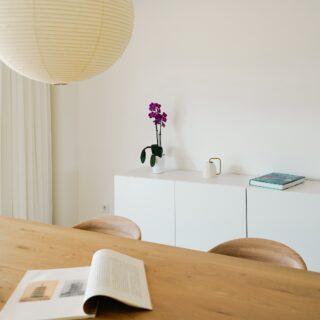 Καθαρή γραμμή και λεπτές εκπλήξεις σε ένα ανανεωμένο διαμέρισμα στο Χαλάνδρι