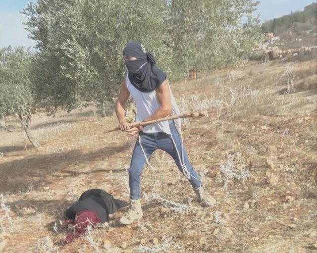 Δυτική Όχθη: Ισραηλινοί έποικοι ξυλοκοπούν Παλαιστίνιους αγρότες [ΒΙΝΤΕΟ]