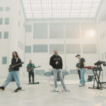 «Σπασμένη φλέβα»: Ο Βασίλης Μπισμπίκης στο νέο video clip του ΛΕΞ