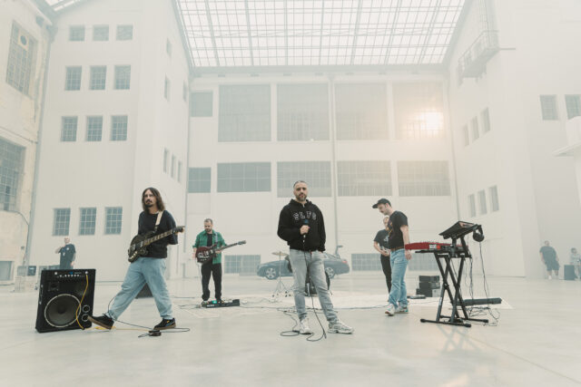 «Σπασμένη φλέβα»: Ο Βασίλης Μπισμπίκης στο νέο video clip του ΛΕΞ