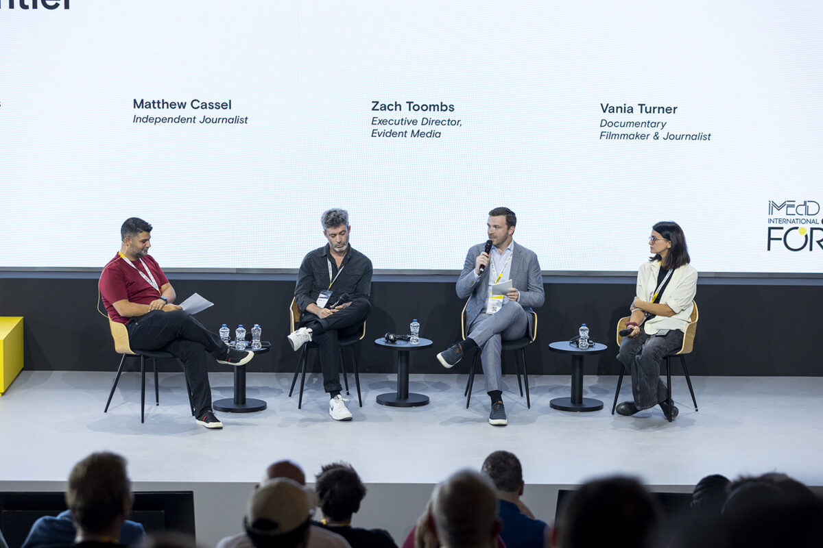 Ο Matthew Cassel σε πάνελ στο Διεθνές Forum Δημοσιογραφίας του iMEdD 2025, που χρηματοδοτείται από το Ίδρυμα Σταύρος Νιάρχος.