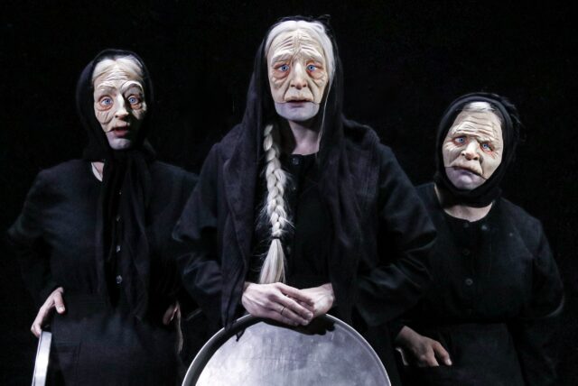 «Οι γριές που μαζεύουν την τσουκνίδα»: Νέες ημερομηνίες παραστάσεων