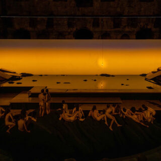 O Δημήτρης Παπαϊωάννου δεν φοβήθηκε να… αυτό-αρχαιολογηθεί και να μας ξανασυστηθεί από την αρχή