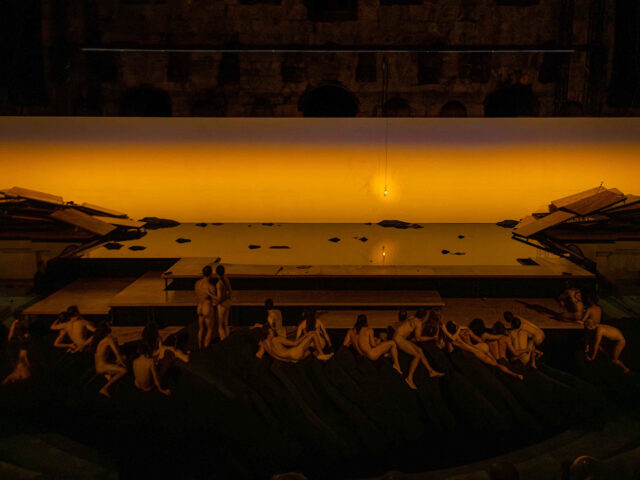 O Δημήτρης Παπαϊωάννου δεν φοβήθηκε να… αυτό-αρχαιολογηθεί και να μας ξανασυστηθεί από την αρχή