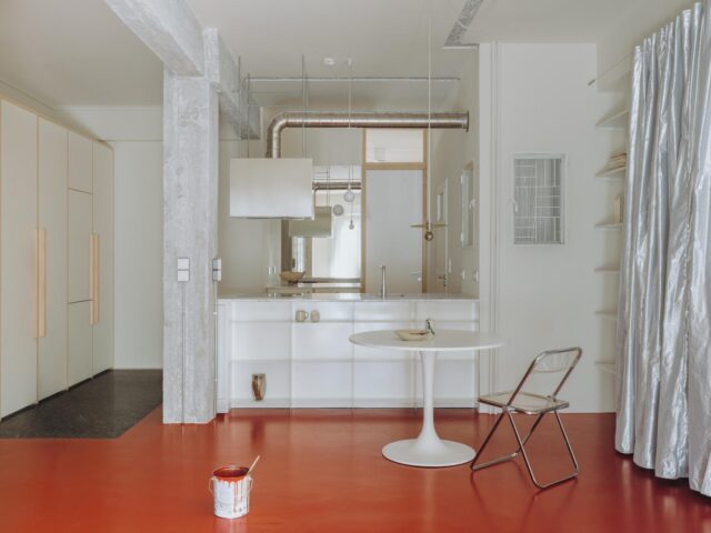 Παιχνίδι με τα υλικά σε ένα industrial διαμέρισμα των 70s στην Κυψέλη