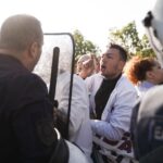 Ένταση και χημικά κατά την επίσκεψη Μητσοτάκη στο νοσοκομείο «Αττικόν»