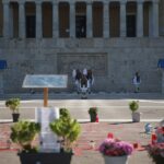 Πολίτες αφήνουν λουλούδια στο μνημείο των θυμάτων των Τεμπών