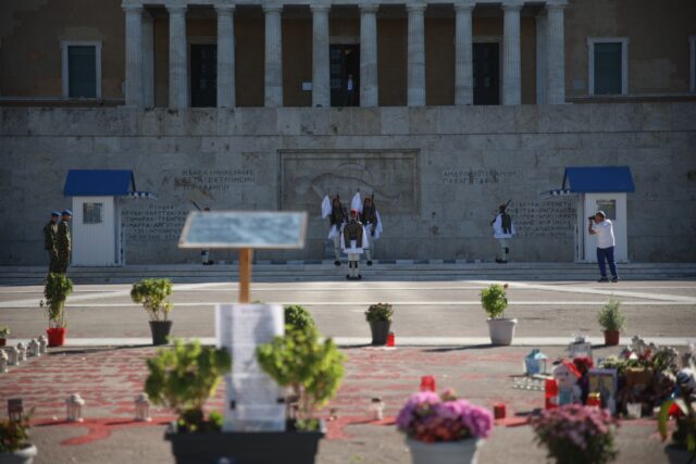 Πολίτες αφήνουν λουλούδια στο μνημείο των θυμάτων των Τεμπών
