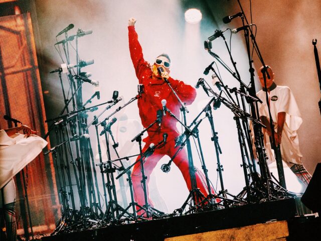 Robbie Williams στο Καλλιμάρμαρο: Καλύτερα να τραγουδάς παρά να μιλάς