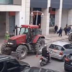 Συλλαλητήριο με τρακτέρ έξω από τα δικαστήρια της Λαμίας [ΒΙΝΤΕΟ]
