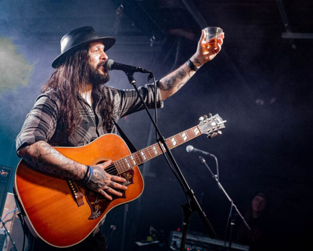 Not your average bluesman: Ο Shawn James ζωντανά στο Piraeus Club Academy