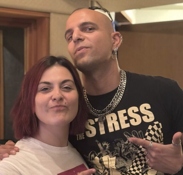 «Μη φοβηθείς»: Η Πολυξένη Καράκογλου τραγουδά με τους «Κοινούς Θνητούς» για τη δύναμη του μαζί