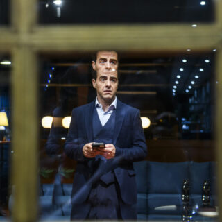 Όταν το σινεμά ανεβαίνει στο σανίδι: Οι ταινίες που «παίζουν» φέτος στα θέατρα της Αθήνας