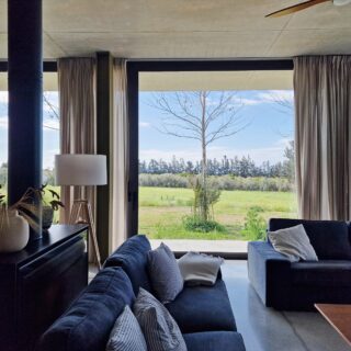 Μια κατοικία στην Πάφο προσεγγίζει τον μοντερνισμό και τη χωρική «οικονομία»