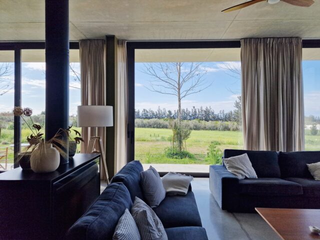 Μια κατοικία στην Πάφο προσεγγίζει τον μοντερνισμό και τη χωρική «οικονομία»