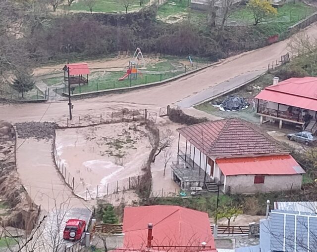 Κακοκαιρία: Aποκλεισμένα χωριά και καταστροφές σε οδικό δίκτυο και γέφυρες του Δήμου Μετεώρων