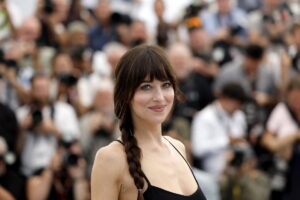 Η Ντακότα Τζόνσον «καρφώνει» τον Γιώργο Λάνθιμο: «Υπάρχουν κι άλλες ηθοποιοί εκτός από την Στόουν»