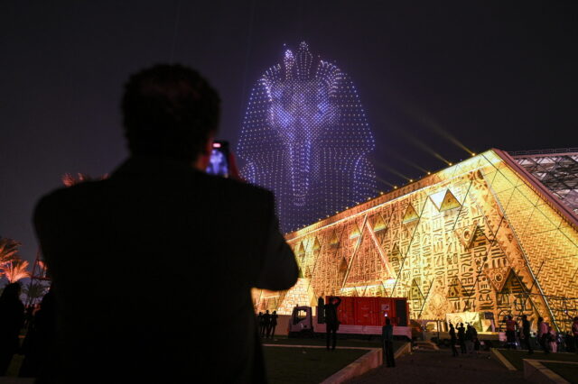 «Φαραωνικό» θέαμα στο Κάιρο για τα εγκαίνια του Μεγάλου Αιγυπτιακού Μουσείου