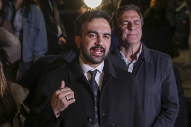 Τραμπ: Απειλεί τη χρηματοδότηση της Νέας Υόρκης αν εκλεγεί δήμαρχος ο Μαμντάνι