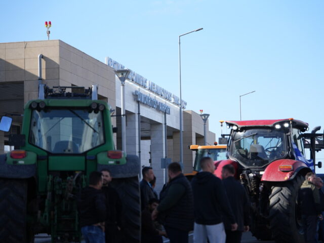 Μπλόκο αγροτών στο αεροδρόμιο Αλεξανδρούπολης κατά την άφιξη Μητσοτάκη