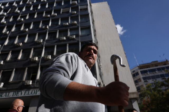 Σε εξέλιξη το αγροτικό συλλαλητήριο στο Υπουργείο Αγροτικής Ανάπτυξης