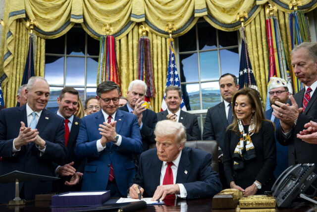 ΗΠΑ: Ο Ντόναλντ Τραμπ υπέγραψε νόμο που τερματίζει το shutdown