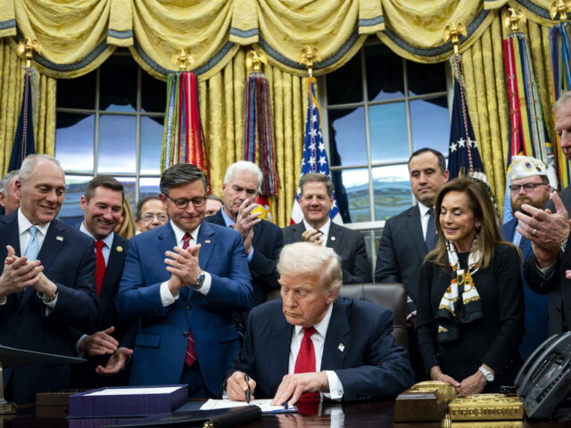 ΗΠΑ: Ο Ντόναλντ Τραμπ υπέγραψε νόμο που τερματίζει το shutdown