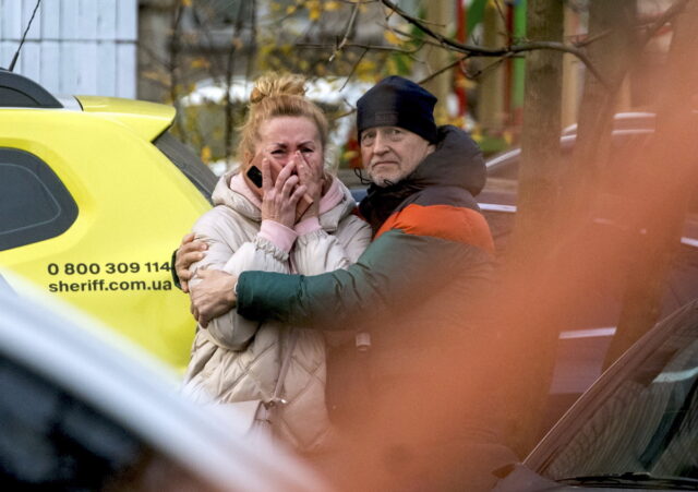 Αυξάνεται ο απολογισμός των θυμάτων από τη σφοδρή ρωσική επίθεση στο Κίεβο