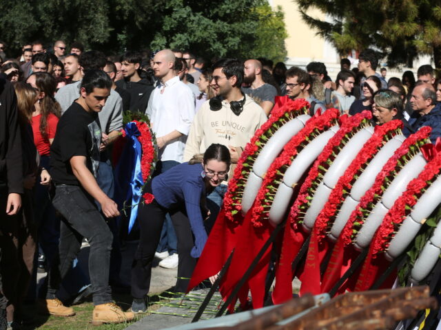 Πλήθος κόσμου τιμά την 52η επέτειο της εξέγερσης του Πολυτεχνείου