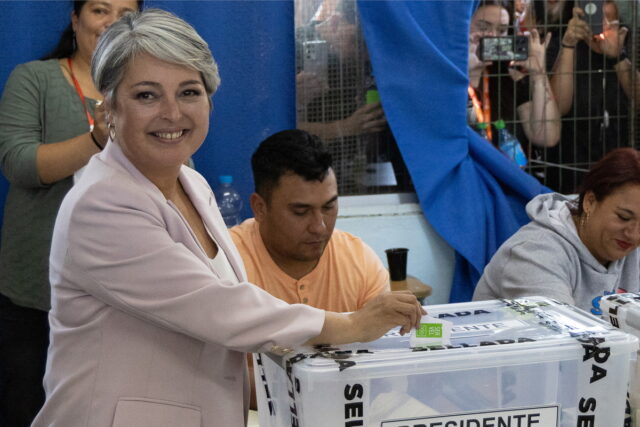 Εκλογές στη Χιλή: Η κομμουνίστρια Χάρα κι ο ακροδεξιός Καστ θα αναμετρηθούν στον β’ γύρο