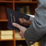 Στα βιβλιοπωλεία από σήμερα η «Ιθάκη» του Αλέξη Τσίπρα