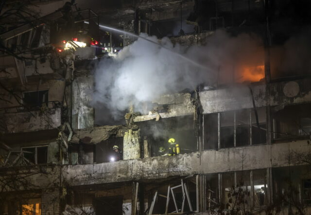 Νύχτα μαζικών αεροπορικών βομβαρδισμών στην Ουκρανία και τη Ρωσία