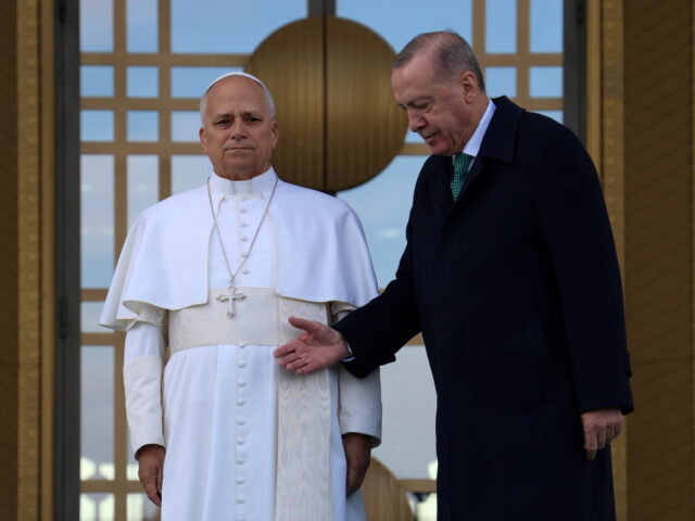 Τουρκία: Ο Ερντογάν υποδέχεται τον πάπα στην Άγκυρα