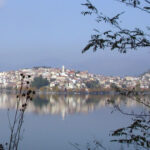 Κακοκαιρία: Ανέβηκε η στάθμη των υδάτων της λίμνης Καστοριάς