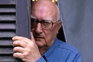 «Συζήτηση για τον Τειρεσία»: ο Αντρέα Καμιλλέρι μάχεται το σκοτάδι της τυφλότητας, ανατρέχοντας σε αναμνήσεις που γίνονται θαυμαστές αφηγήσεις