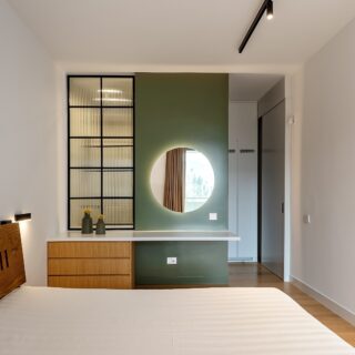 Λευκό και ξύλο επαναπροσδιορίζουν ένα διαμέρισμα στο Παλαιό Ψυχικό