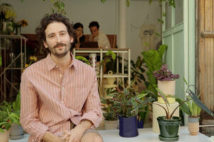 Στην Ισπανία η Gen Z αγοράζει λουλούδια γιατί δεν μπορεί να αγοράσει σπίτι