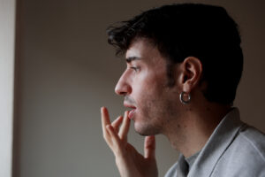 Ο Μάνος Καμακάρης κανονικοποιεί το μακιγιάζ για αγόρια και μιλάει για πολιτική στα social media