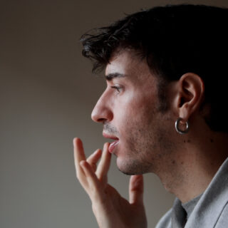 Ο Μάνος Καμακάρης κανονικοποιεί το μακιγιάζ για αγόρια και μιλάει για πολιτική στα social media