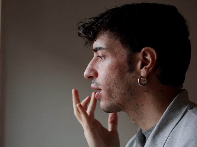 Ο Μάνος Καμακάρης κανονικοποιεί το μακιγιάζ για αγόρια και μιλάει για πολιτική στα social media