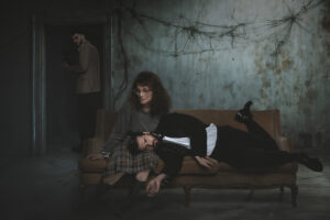 Όταν το σινεμά ανεβαίνει στο σανίδι: Οι ταινίες που «παίζουν» φέτος στα θέατρα της Αθήνας