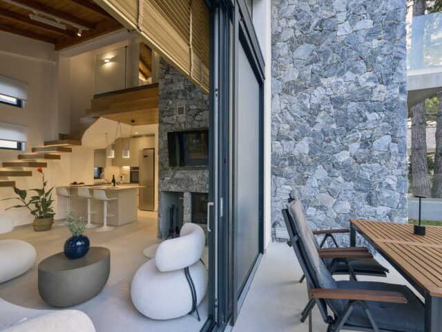 Μια νέα κατοικία στη Σιθωνία Χαλκιδικής συνομιλεί με τη φύση και το φως