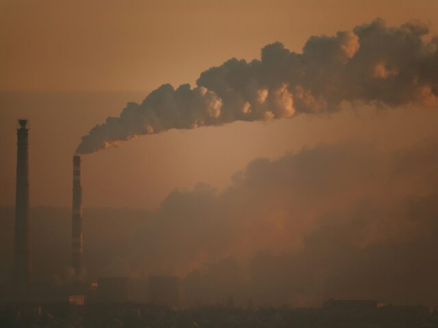 Ρεκόρ εκπομπών διοξειδίου του άνθρακα το 2025 εξαιτίας της καύσης ορυκτών καυσίμων