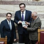 Βουλή: Κατατέθηκε ο κρατικός προϋπολογισμός για το 2026