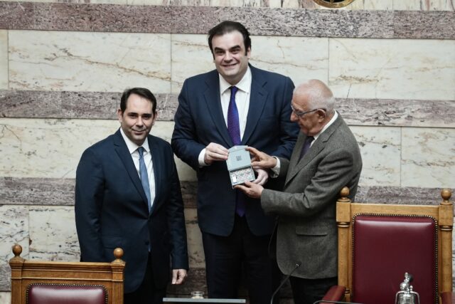 Βουλή: Κατατέθηκε ο κρατικός προϋπολογισμός για το 2026