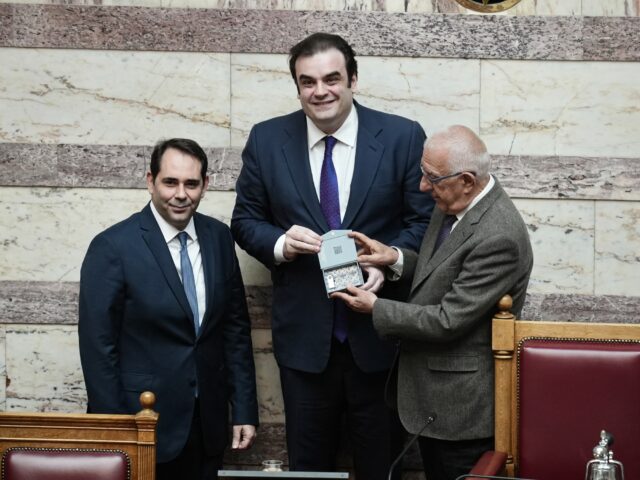 Βουλή: Κατατέθηκε ο κρατικός προϋπολογισμός για το 2026