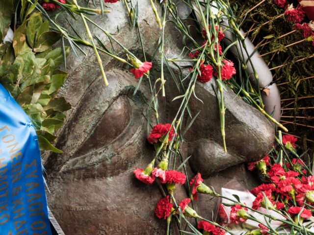 Έκλεισαν οι πύλες του Πολυτεχνείου – Ξεκίνησε η πορεία