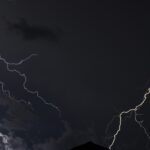 Έντονα καιρικά φαινόμενα στην Ήπειρο – Κεραυνός χτύπησε στέγη πολυκατοικίας