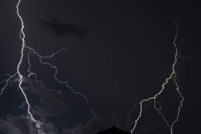 Έντονα καιρικά φαινόμενα στην Ήπειρο – Κεραυνός χτύπησε στέγη πολυκατοικίας